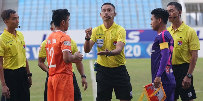 Các đội chủ nhà thường sẽ được hưởng quyền giao bóng trước